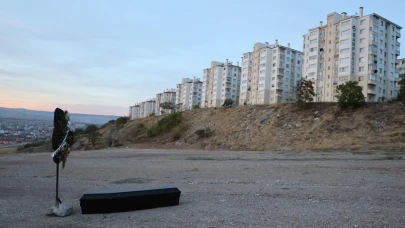 Boş Arazinin Ortasına Bırakılan Tabut Ve Çelenk Görenleri Tedirgin Etti